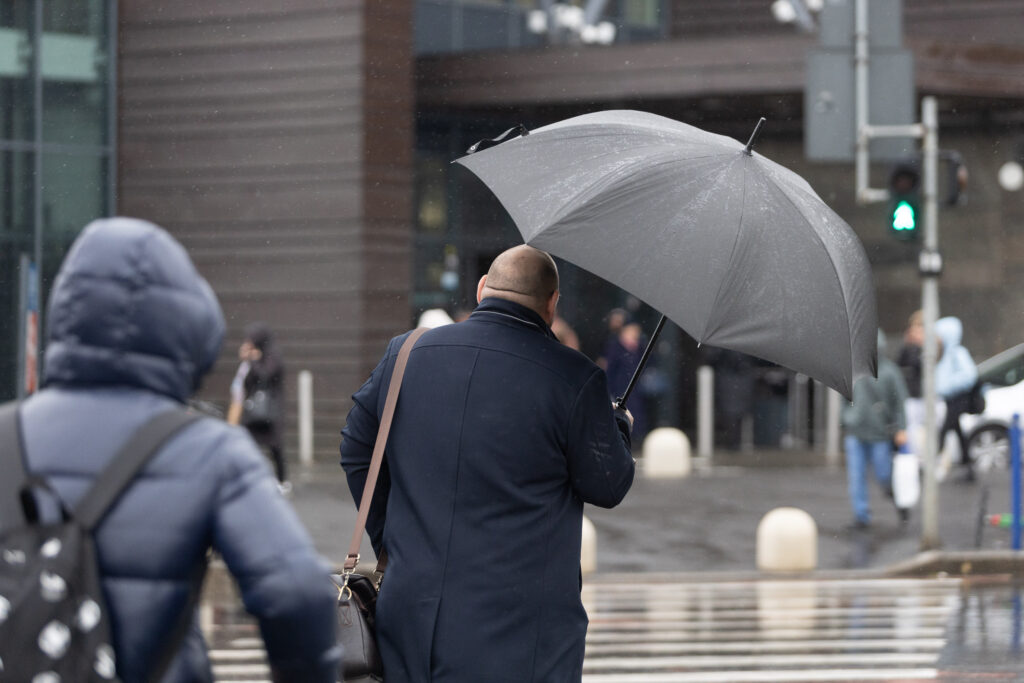 ANM: Vreme rece, vânt si ploi în toata tara. Cod portocaliu în cinci judete