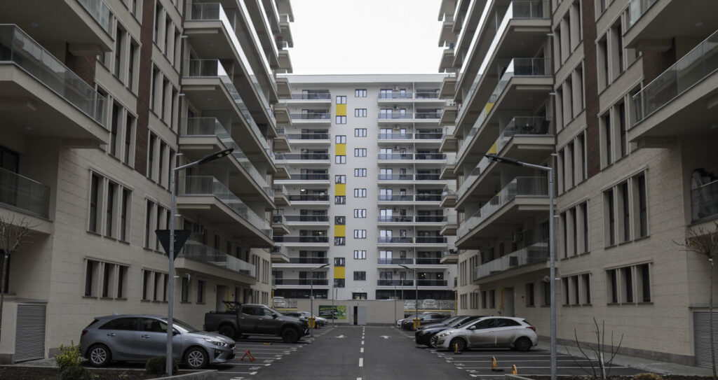 Tot mai multi bucuresteni amâna sa cumpere o locuinta din cauza preturilor mari. Cererea pentru chirii creste
