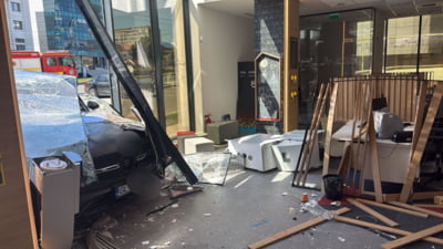 Sotia unui fost ministru PNL din Guvernul Ponta a produs un accident grav în Galati. Femeia a intrat cu masina într-o banca FOTO/VIDEO