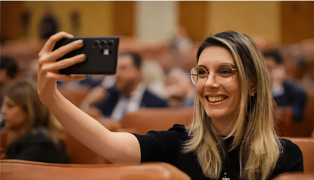 Proteste la Apele Române: Diana, cât tu stai în lumea virtuala, barajul cade în viata reala