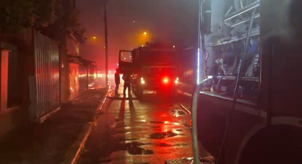 Incendiu puternic în Capitala. Autoritatile au emis mesaj Ro-Alert