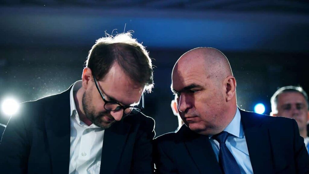 Bolojan vorbeste despre reforma si meritocratie, dar pune activist USR fara experienta sef la achizitii publice