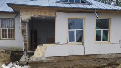 Un perete al unei scoli din Tulcea s-a prabusit în timpul orelor. Se pare ca dedesubt e doar nisip, fara armatura