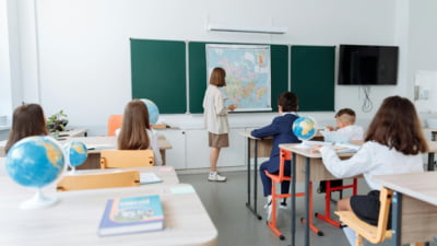 Parinti revoltati dupa ce li s-a cerut un pret exorbitant pentru Serbarea Abecedarului la o scoala din Capitala. Daca vrem sa fim cu totii, am da lejer 1.000 de lei