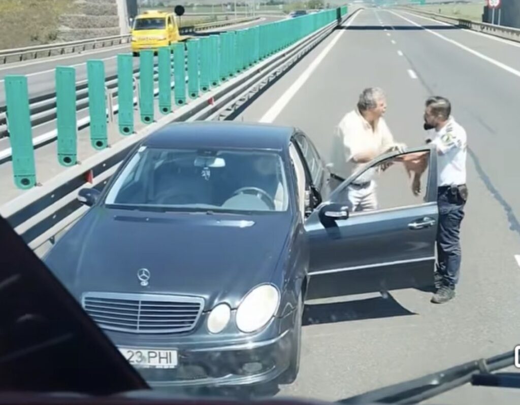 Șofer de 62 de ani, surprins circulând pe contrasens pe A1. Polițiștii au evitat la limită o tragedie