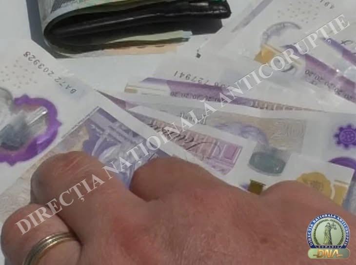 Comisar-șef de poliție, arestat preventiv pentru luare de mită. A fost prins în flagrant de DNA