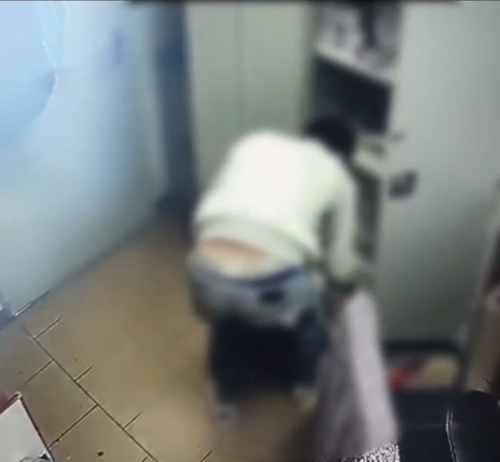Au distras atenția angajaților și au dat lovitura! Patru bărbați, reținuți după un furt de 17.000 de lei în București.