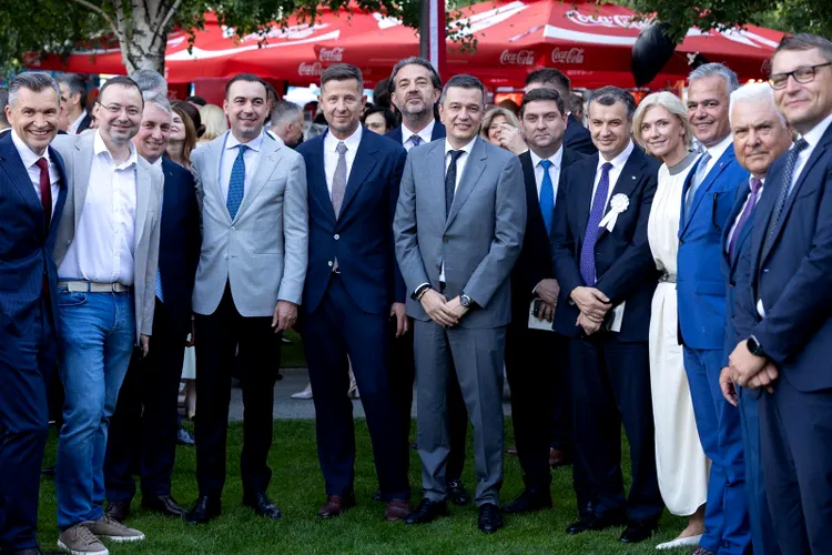 Lideri PNL fotografiați alături de Sorin Grindeanu la recepția Ambasadei SUA. Veștea, Thuma, Gorghiu și Bode, printre participanți