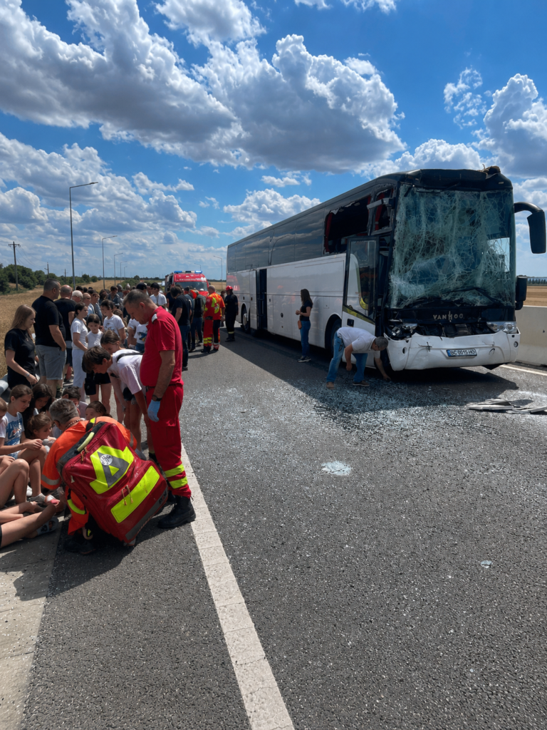 Plan Roșu activat în Călărași după un grav accident între un autocar cu 60 de persoane și un autotren. Un elicopter SMURD a fost solicitat